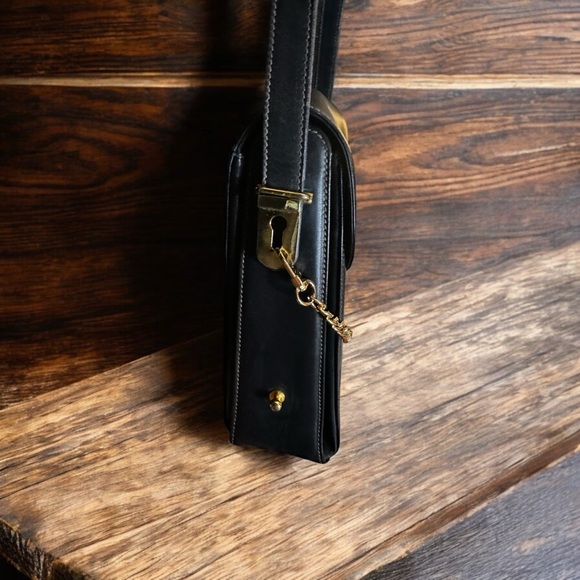 ❌sold❌ Gucci Black Shoulder Bag with Gold Hardware and Chain Detail - Picture 2 of 8